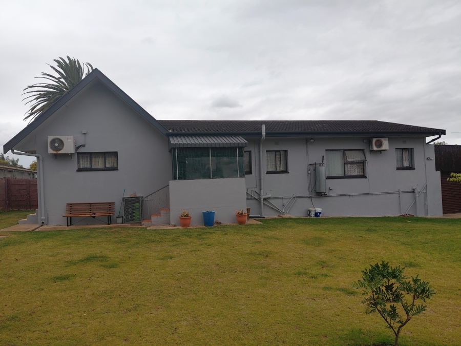 To Let 4 Bedroom Property for Rent in Vanes Estate Eastern Cape